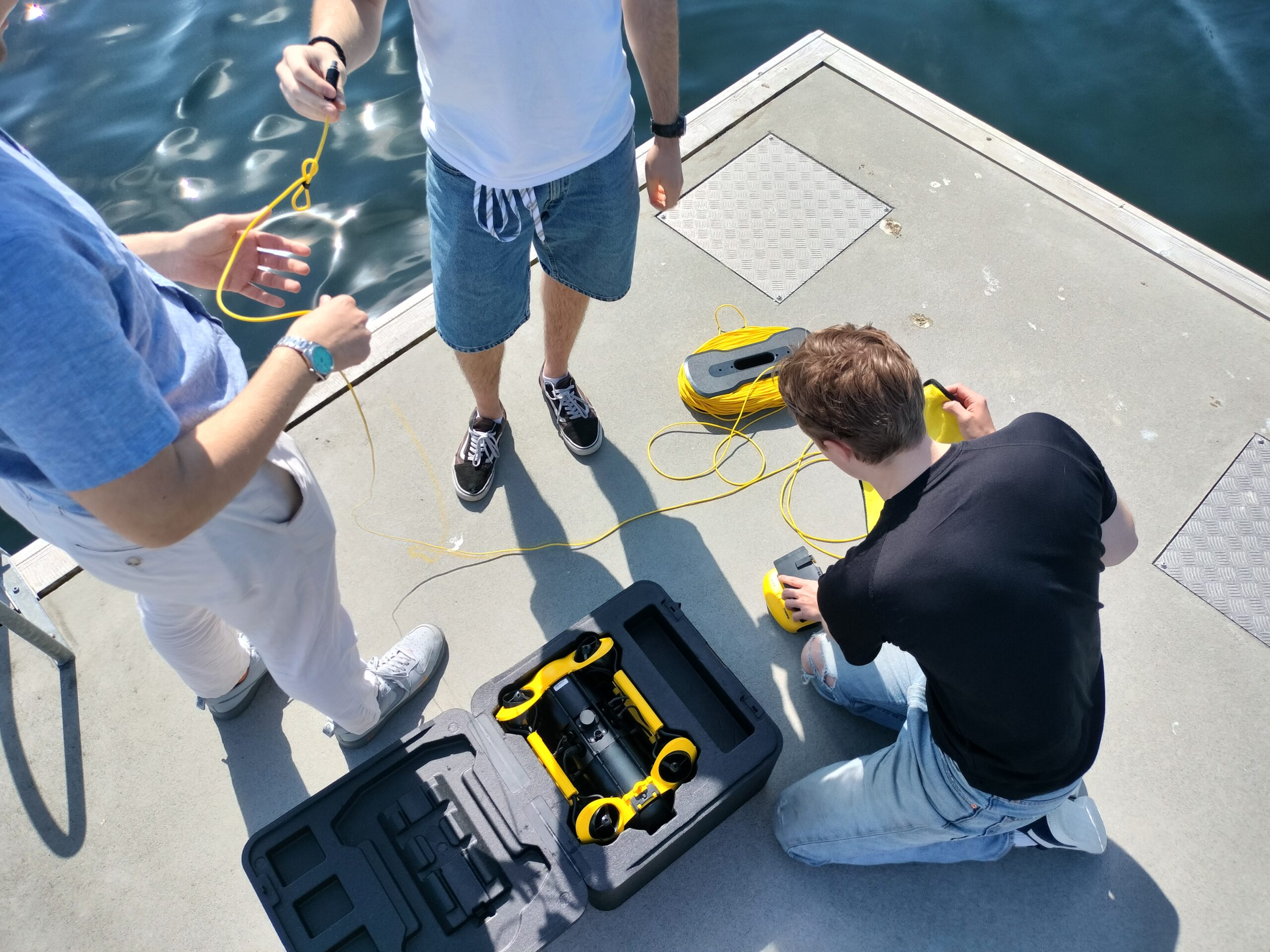 UiASub-teammedlemmer som utplasserer ROV ved kai