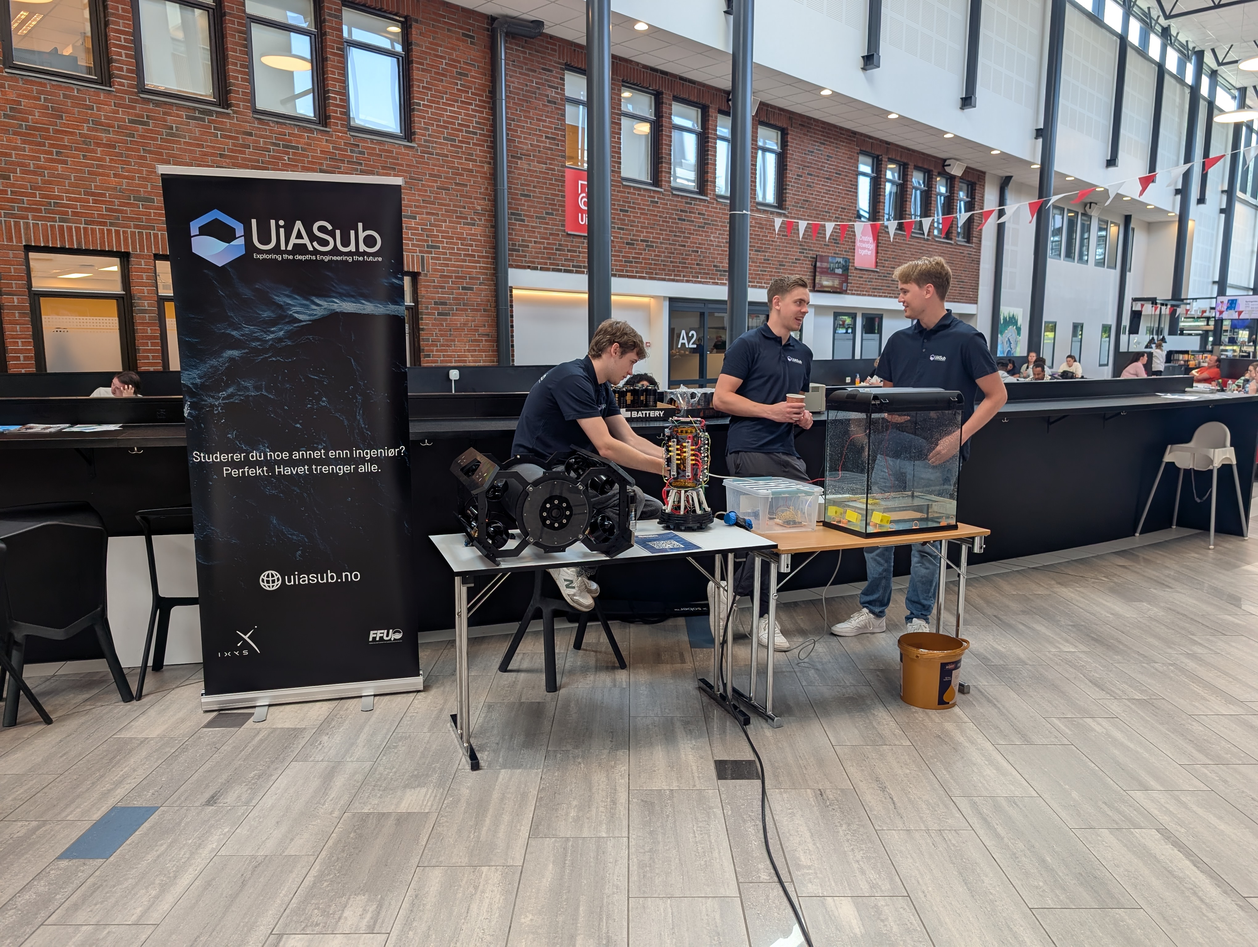 UiASub-logo på vegg med nyhetskunngjøringer